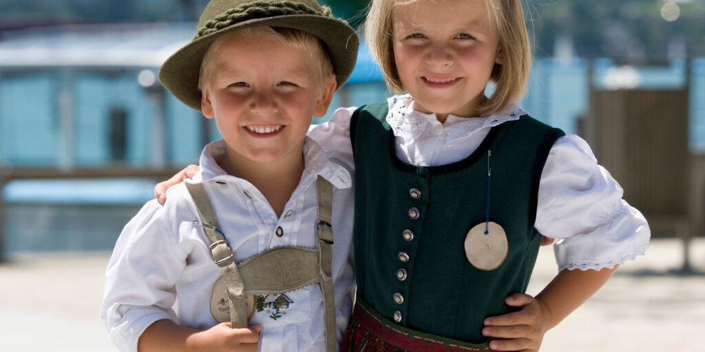 Austria, Salzkammergut, Upper Austria, Children in traditional costume