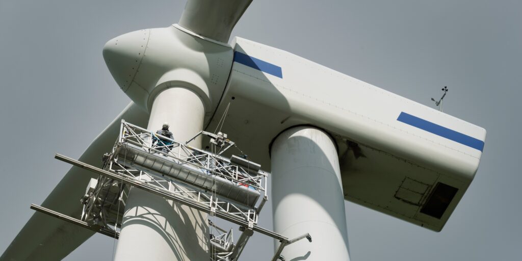Maintenance work on the blades of a wind turbine