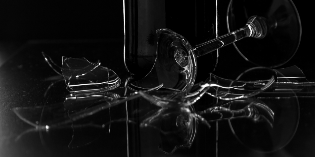 Gebroken champagneglas - Canva